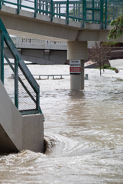 pasillo cerrado debido a una inundación - calgary street flood alberta fotografías e imágenes de stock