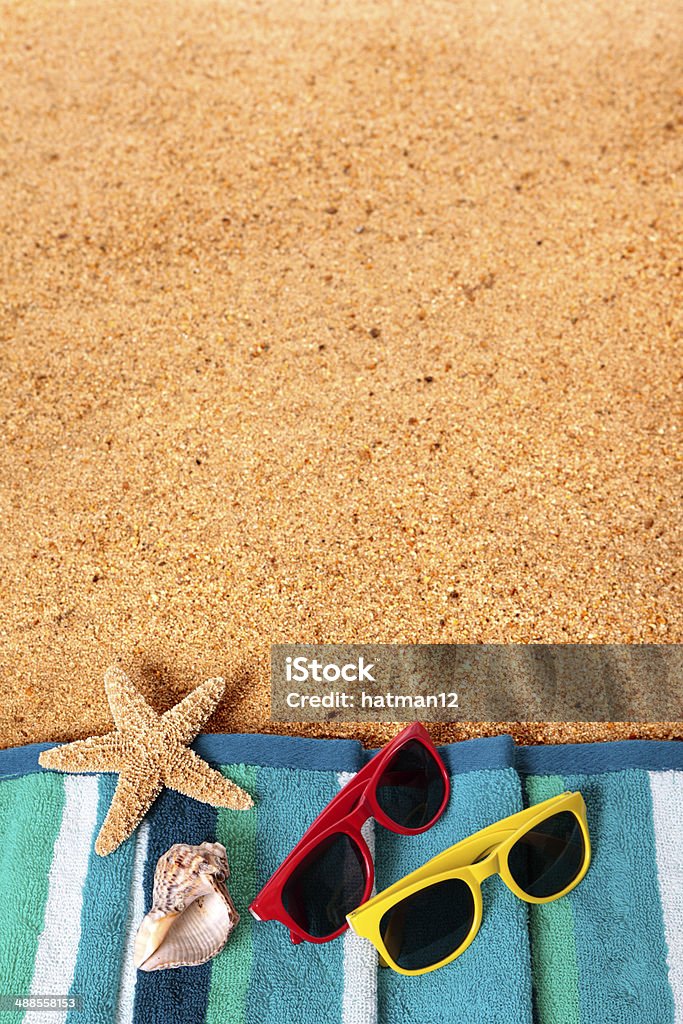 Sfondo di una scena sulla spiaggia con gli occhiali da sole e stelle marine - Foto stock royalty-free di Abbronzarsi