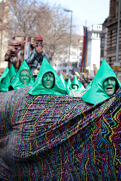 rosenmontagszug, street carnival en rose lunes en mainz, alemán - lindworm fotografías e imágenes de stock