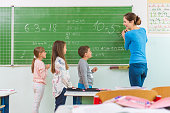 lehrer-und-sch%C3%BCler-an-die-tafel-mat