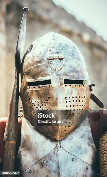 Medieval Caballero En Casco Foto de stock y más banco de imágenes de Abrigo - Abrigo, Accesorio de cabeza, Adulto