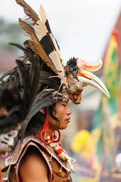 o xamã. - dayak - fotografias e filmes do acervo