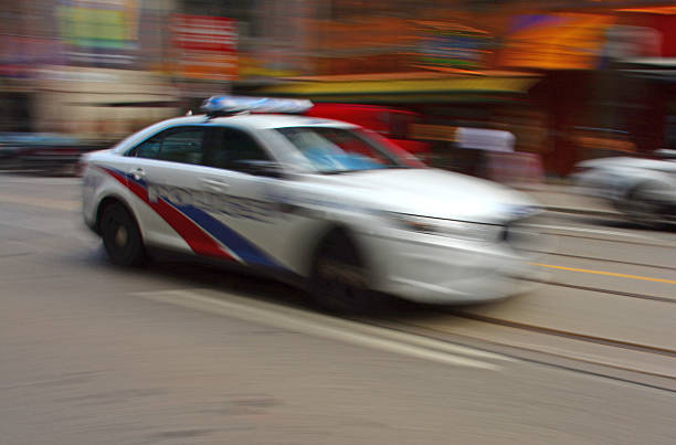 polizeiauto in bewegungsunschärfe - verfolgung stock-fotos und bilder