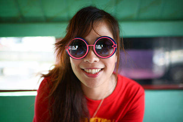 engraçado linda garota com óculos de sol - child portrait fine art portrait multi colored - fotografias e filmes do acervo