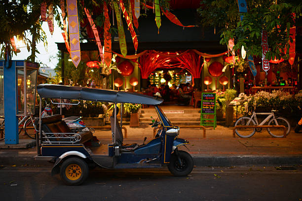 scène de nuit de la thaïlande - street city night alley photos et images de collection