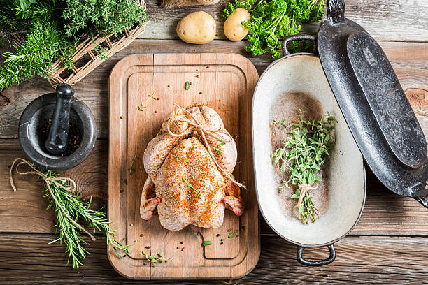 preparación de malvaviscos de pollo con hierbas - roast chicken chicken roasted spit roasted fotografías e imágenes de stock