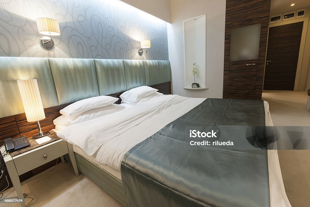 Wunderschönes Luxus-hotel-Zimmer mit Doppelbett - Lizenzfrei Behaglich Stock-Foto