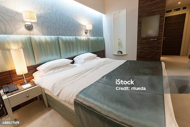 Foto de Belo Hotel De Luxo Quarto Com Cama De Casal e mais fotos de stock de Aconchegante - Aconchegante, Beleza, Cama de casal