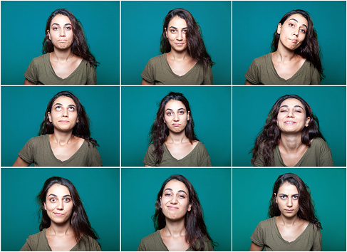 Expresiones faciales mujer joven haciendo photo