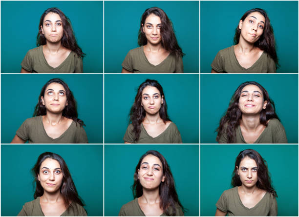 expresiones faciales mujer joven haciendo - parte de una serie fotografías e imágenes de stock