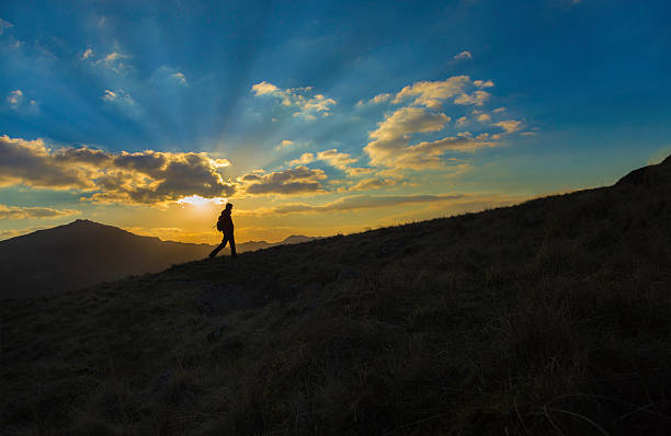 山のハイキングサンバースト - trail landscape footpath nature ストックフォトと画像