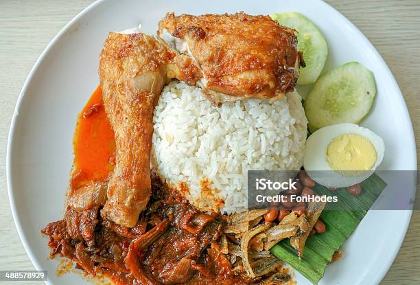 Nasi Lemak — стоковые фотографии и другие картинки Еда - Еда, Ренданг, Тарелки