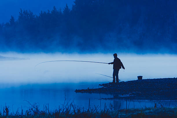 hombre de la pesca en la orilla del río - fly fishing fishing river fisherman fotografías e imágenes de stock