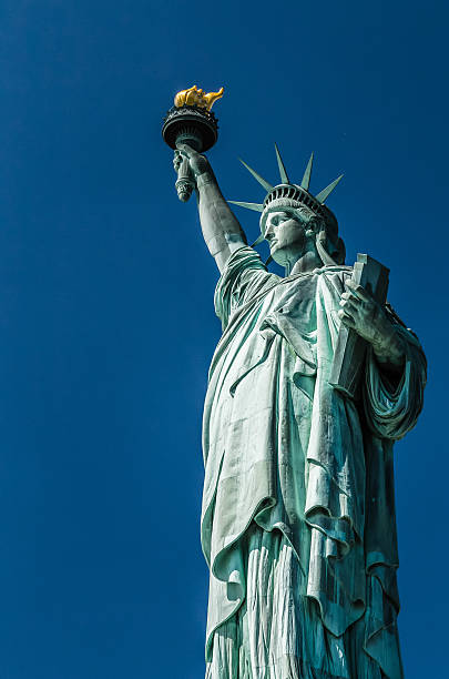 vista para a estátua da liberdade contra o céu azul - editorial shadow new york city manhattan - fotografias e filmes do acervo