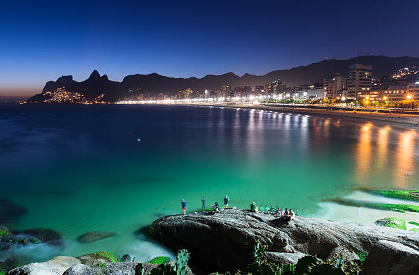 ipanema à rio de janeiro - rio de janeiro sugarloaf mountain beach urca photos et images de collection