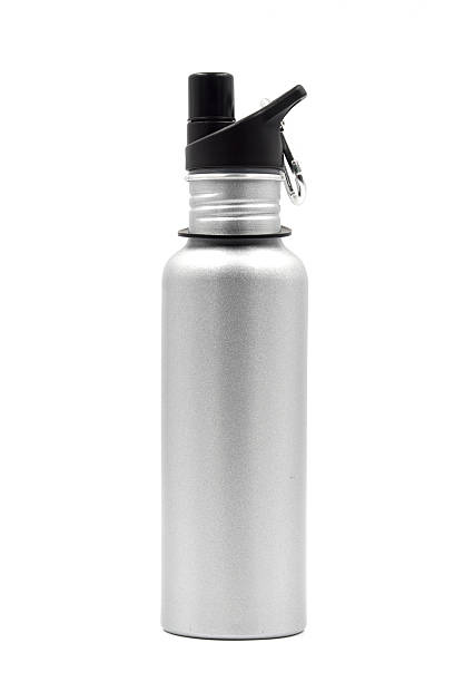 eau de bouteille métallique avec mousqueton sur fond blanc. - hard liquor photos et images de collection