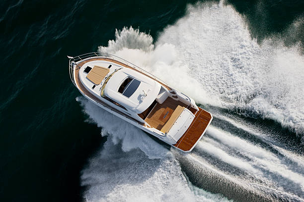 istock Small yacht sailing at high speed 488596968