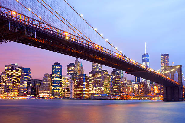 ブルックリン橋とマンハッタンのスカイライン,new york - east river riverbank waters edge suspension bridge ストックフォトと画像