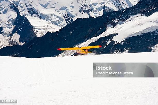 Foto de Pequeno Avião Começando Na Neve e mais fotos de stock de Alpes europeus - Alpes europeus, Amarelo, Avião