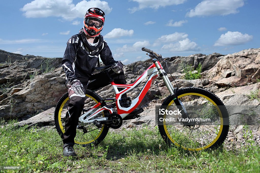 Deportista En Ropa Deportiva En Una Bicicleta De Montaña En Las Piedras Foto de stock y banco imágenes de 2015 - iStock