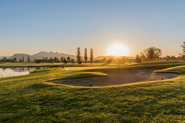 frühen morgen runde - golf golf flag sunset flag stock-fotos und bilder