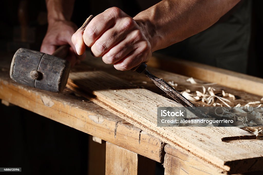 carpenter Hände arbeiten mit einem Meißel und hammer - Lizenzfrei Holz Stock-Foto