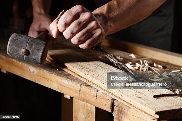 Carpenter Hände Arbeiten Mit Einem Meißel Und Hammer Stockfoto und mehr Bilder von Holz