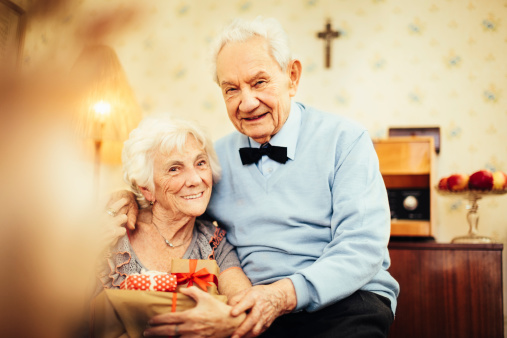 https://media.istockphoto.com/id/488612121/photo/senior-couple.jpg?b=1&s=170667a&w=0&k=20&c=WGV-mL8Mdgn17pXMtij0V03_Mq_2Iq-5GTkGo0qaWhU=