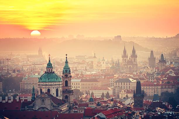 praga, en la puesta de sol - travel monument church roof fotografías e imágenes de stock