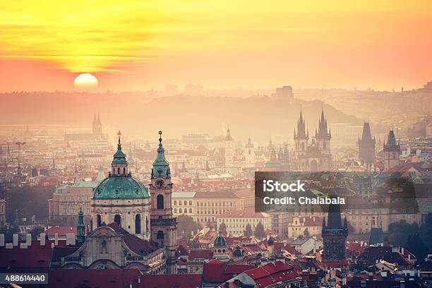 Praga En La Puesta De Sol Foto de stock y más banco de imágenes de Praga - Praga, República Checa, Salida del sol