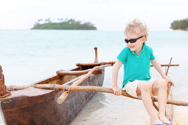niño en vacaciones - canoa con balancín fotografías e imágenes de stock