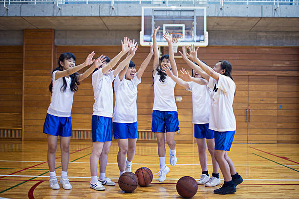 japanische basketball team glücklich nach dem spiel mädchen - school gymnasium gym basketball court school stock-fotos und bilder