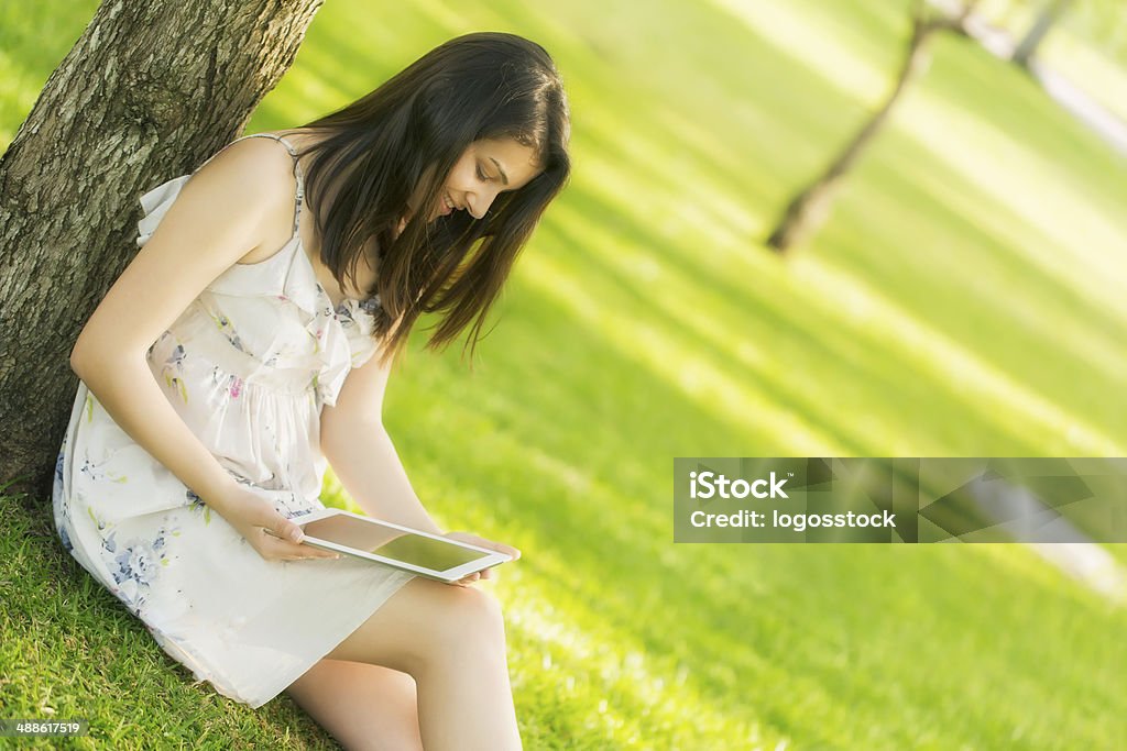 digital tablet in Natura - Foto stock royalty-free di Adulto