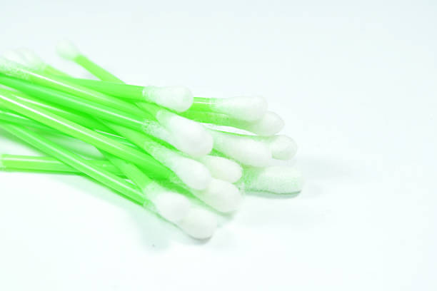 algodão swabs - cotton swab q tip healthcare and medicine cotton - fotografias e filmes do acervo