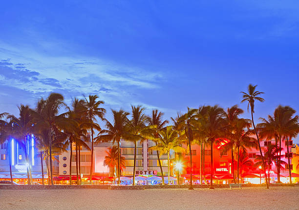 miami beach, florida, tramonto sulla skyline illuminato - miami florida night florida skyline foto e immagini stock