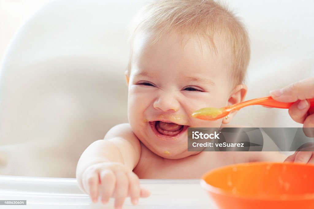 Bebé comer - Foto de stock de Bebé libre de derechos