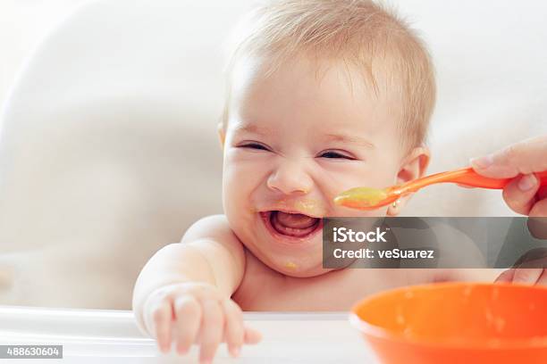 Bebé Comer Foto de stock y más banco de imágenes de Bebé - Bebé, Comer, Comida de bebé