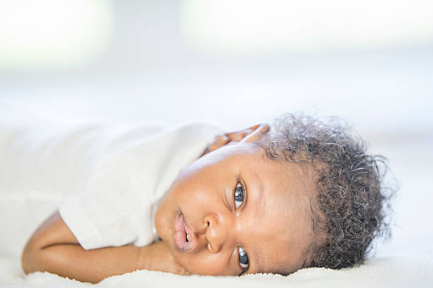 porträt des neugeborenen babys - portrait brown hair recreational pursuit expressing positivity stock-fotos und bilder