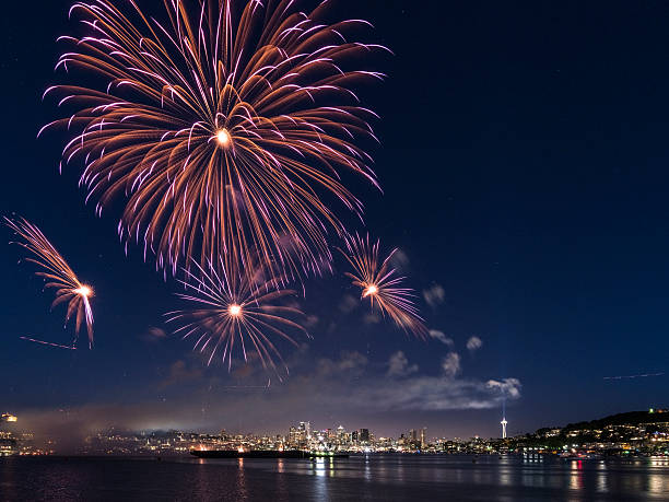 4 luglio i fuochi d'artificio sul lago union seattle - seattle night skyline architecture and buildings foto e immagini stock