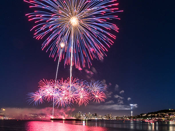 fuegos artificiales del 4 de julio en lago unión de seattle - seattle night skyline architecture and buildings fotografías e imágenes de stock