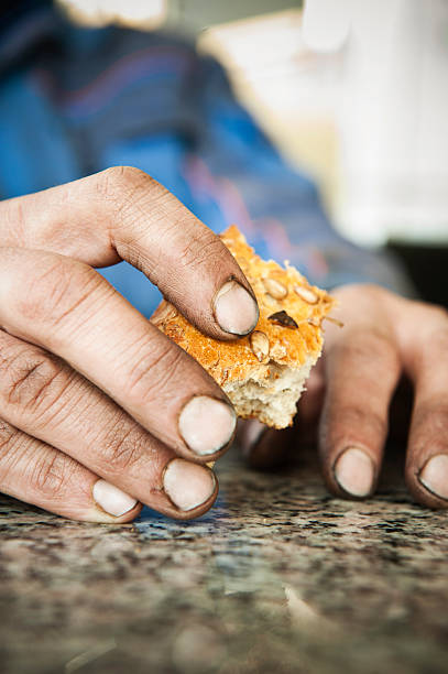 ホームレス男性の保持パン - homelessness human hand dirty unhygienic ストックフォトと画像