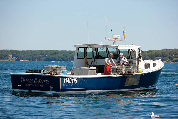 aragosta barca e due lobstermen - pemaquid peninsula sea maine coastline foto e immagini stock