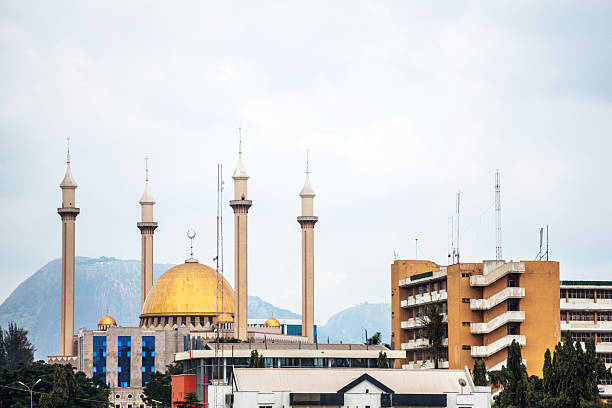 ville d'abuja, nigeria. - nigeria abuja city mosque photos et images de collection