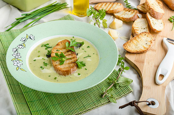 istock Creamy leek herby soup with toast 488650696