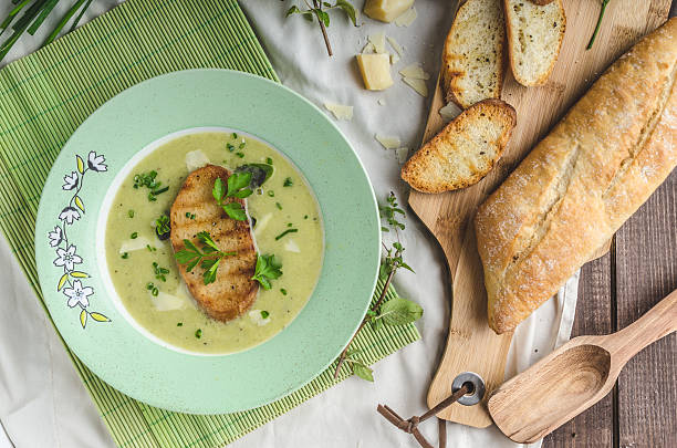 istock Creamy leek herby soup with toast 488650834