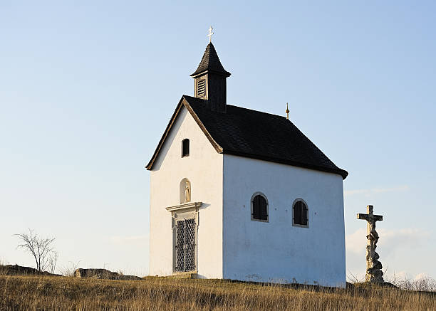 маленькую часовню святого rosalia на oggau в бургенланд - andenken стоковые фото и изображения