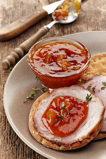 mango chutney y pan con jamón en un plato - sweet chili fotografías e imágenes de stock