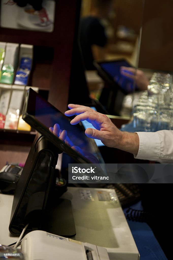 Camarero en el punto de venta de terminal - Foto de stock de Máquina POS libre de derechos