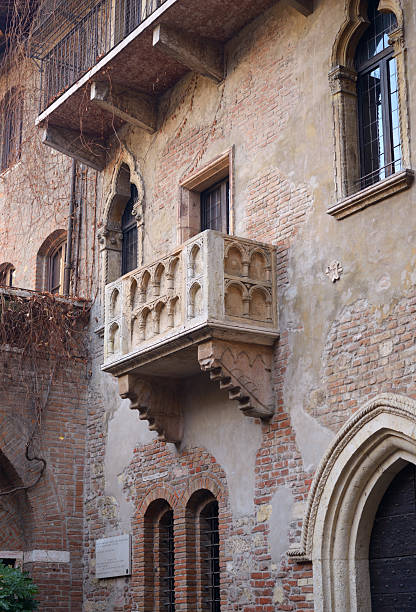 juliet "s balkon in verona, italien - travel juliets balcony balcony europe stock-fotos und bilder