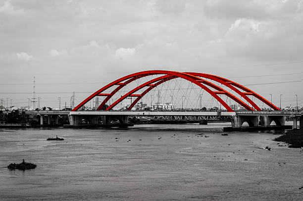 panorama del puente de rojo sobre un fondo monocromáticos - railroad crossing bridge river nautical vessel fotografías e imágenes de stock